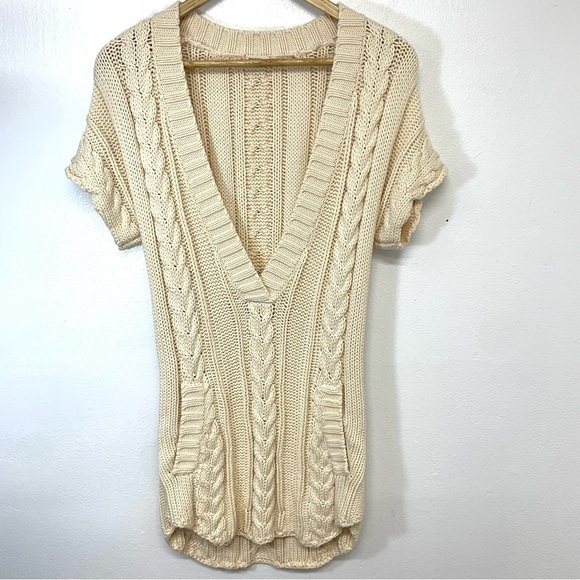 Old Navy Y2K Sweater Woman Medium  Cable Knit Deep V Pockets Hi Low Neutral Work - Picture 1 of 10